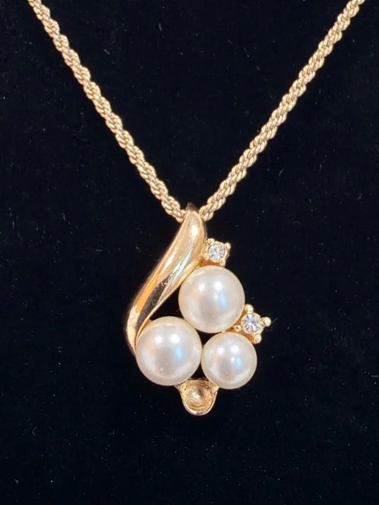 Christian Dior Pearl Crystal Necklace - Picture 8 of 11